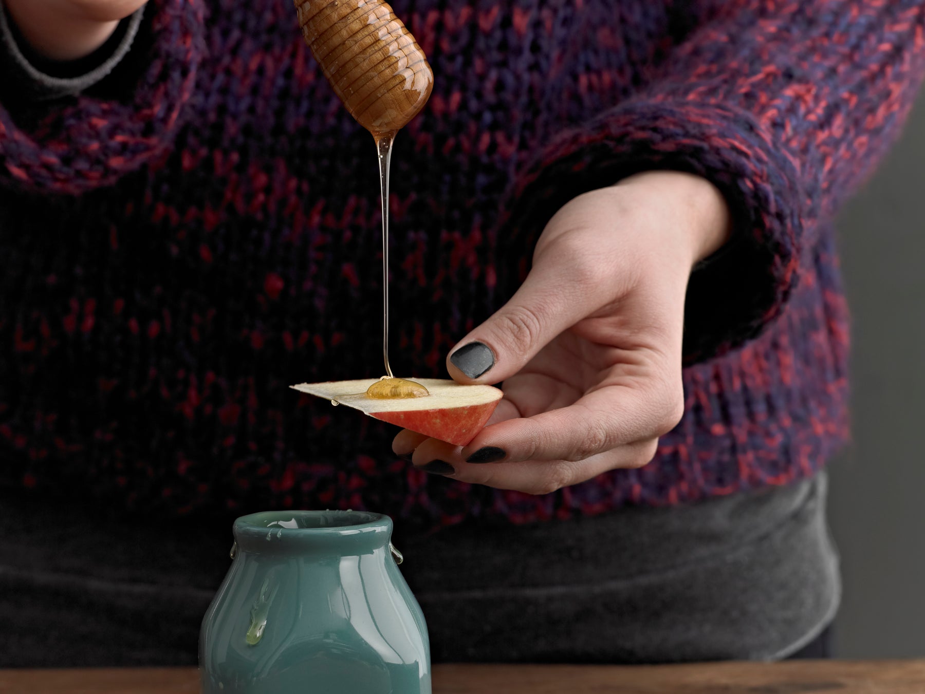 Exploring the Golden Difference: Manuka Honey vs. Regular Honey