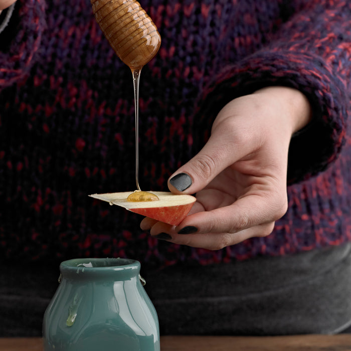 Exploring the Golden Difference: Manuka Honey vs. Regular Honey